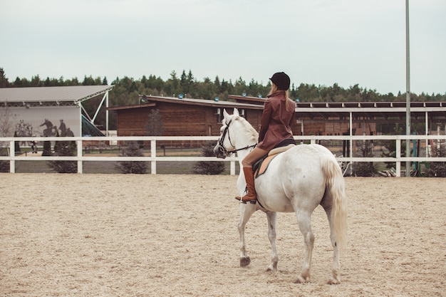 여자 아이가 말을 타다