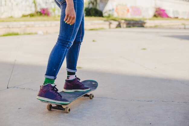 Девочка катается на скейтборде снаружи