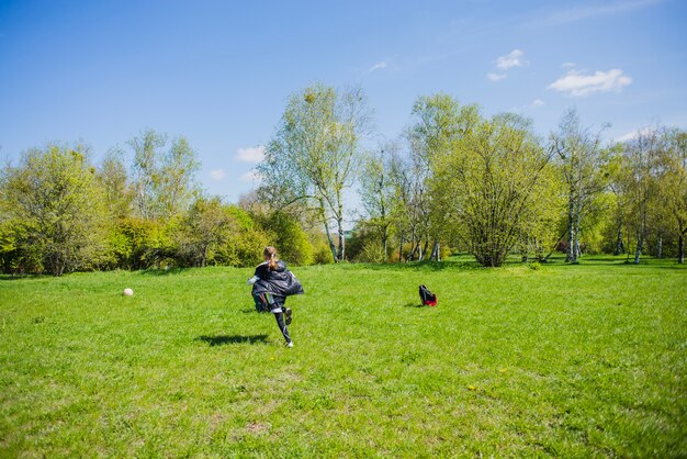 Девушка бежит за мячом
