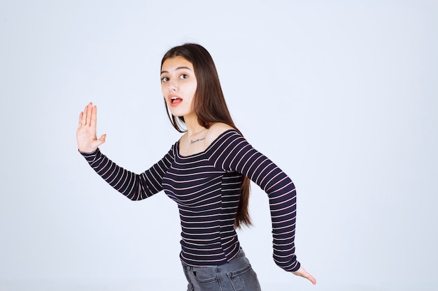 Ragazza che corre fuori dalla scena.