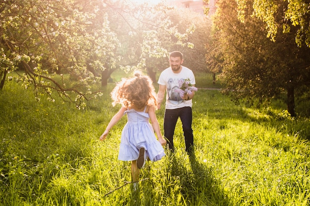 Foto gratuita ragazza che corre verso suo padre