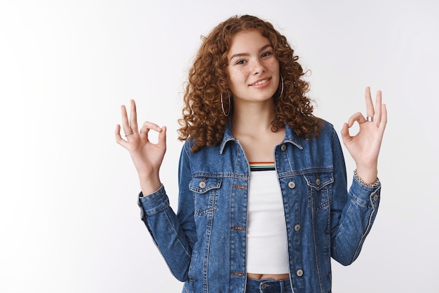 Ragazza soddisfatta buona qualità del prodotto affascinante amichevole soddisfatta rossa lentiggini giovane studentessa brufoli dai capelli ricci mostra ok ok gesto sorridente felice allegria amico ha fatto un ottimo lavoro