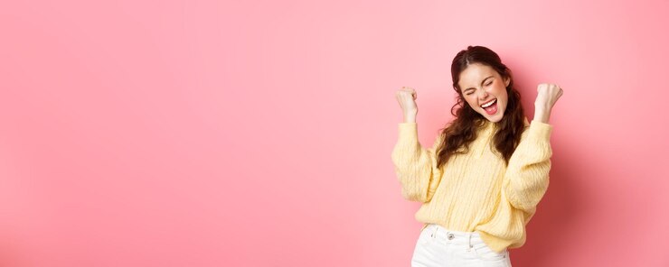 無料Photo 女の子は喜びで悲鳴を上げ、ガッツポーズは「はい」と言う