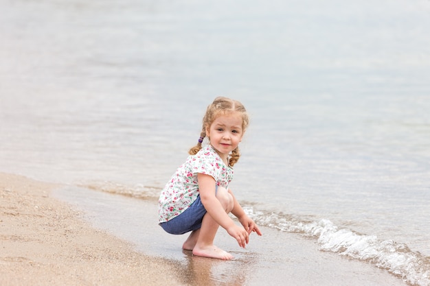 Free photo the girl on the sea beach.