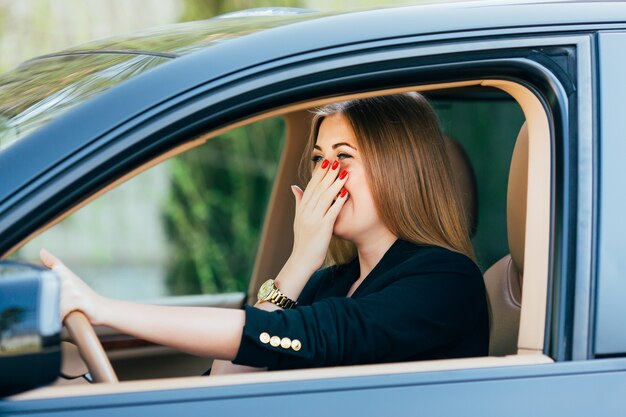 少女は、車で道路を走るのを怖がって怖がった。