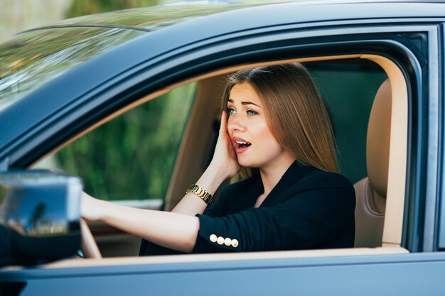 少女は車のある道路で事故の前に震え、怖がった。