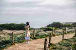 Foto gratuita ragazza sparare foto in passerella e campo