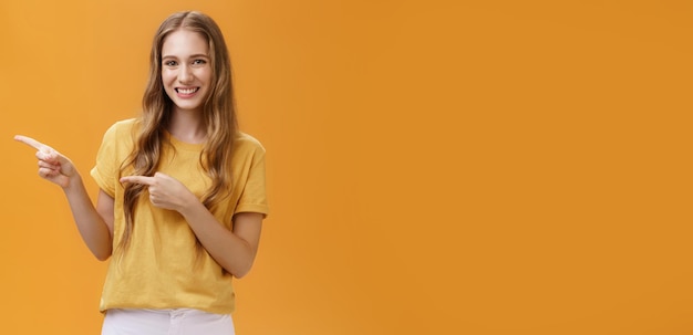 La ragazza mostra un bel posto da visitare ritratto di affascinante spensierata bella giovane donna con un grazioso wav naturale