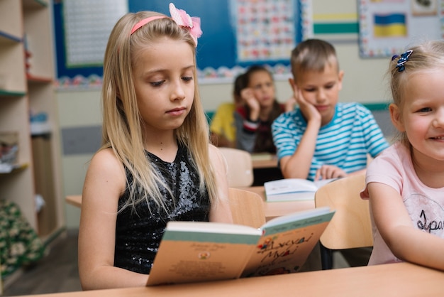 無料写真 女の子、読書、テーブル