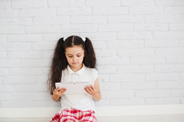 女の子、座る、タブレット、読書