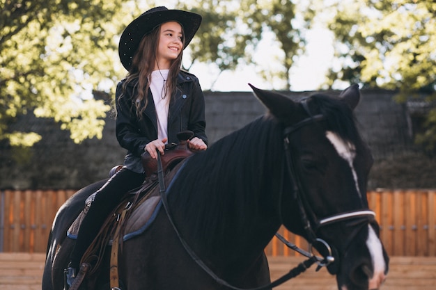 Foto gratuita ragazza che si siede su un cavallo