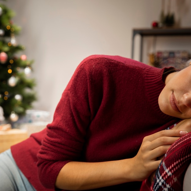 Foto gratuita ragazza seduta in un maglione rosso