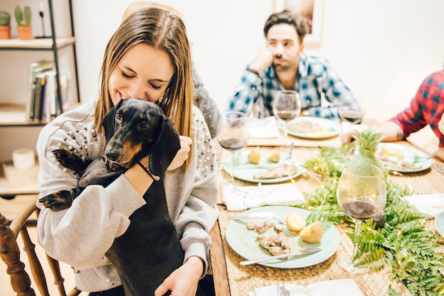 Ragazza seduta a tavola con il cane