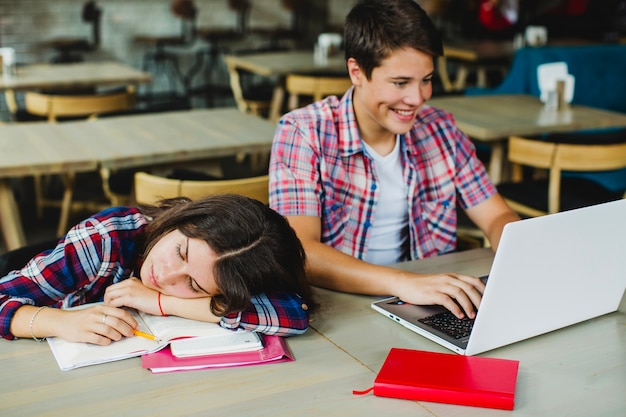 Foto gratuita ragazza dormire vicino al compagno di classe