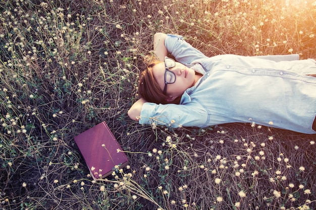 Foto gratuita ragazza che dorme con un notebook