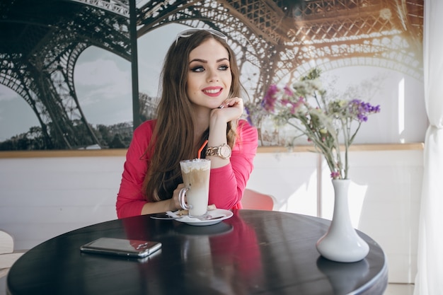 Free photo girl smiling with head resting on a hand