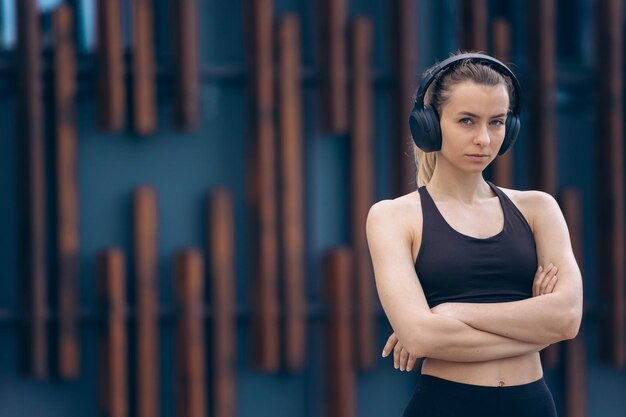 Free photo girl in sport suit standing with crossed arms