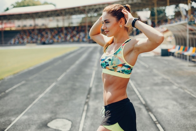 スタジアムの女の子はスポーツをしています