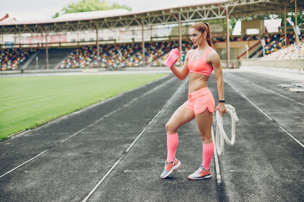 スタジアムの女の子はスポーツをしています