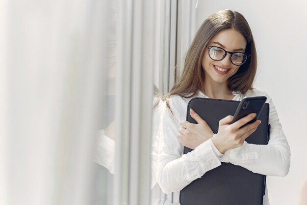 Free photo girl standing in the office with a folder