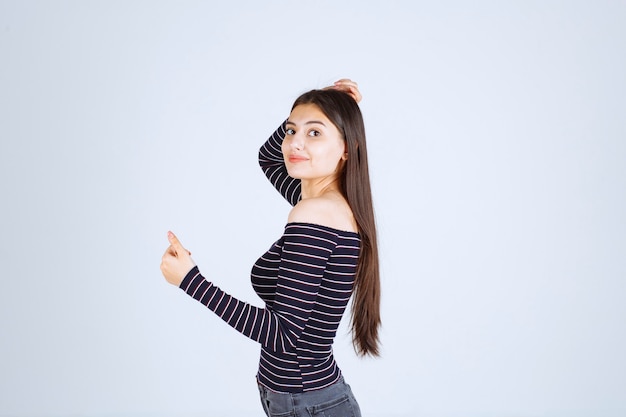 Free photo girl in striped shirt smiling and feeling happy.