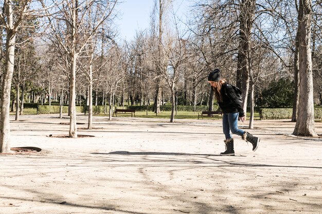 공원에서 산책하는 소녀