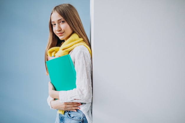 Студент девушка, стоя с красочными папками
