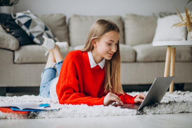 コンピューターで自宅で勉強していた少女