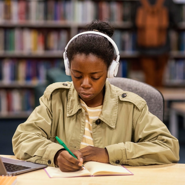 Ragazza che studia nella biblioteca dell'università