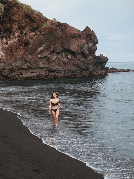 세련된 수영복 여자 휴식 나 해변이