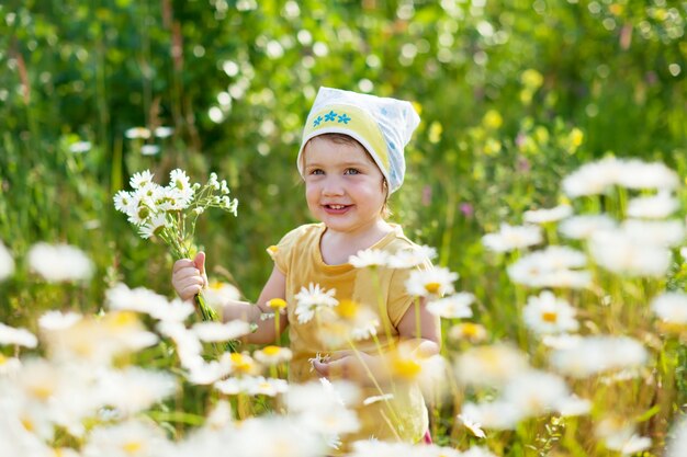 夏のカモミール植物の女の子