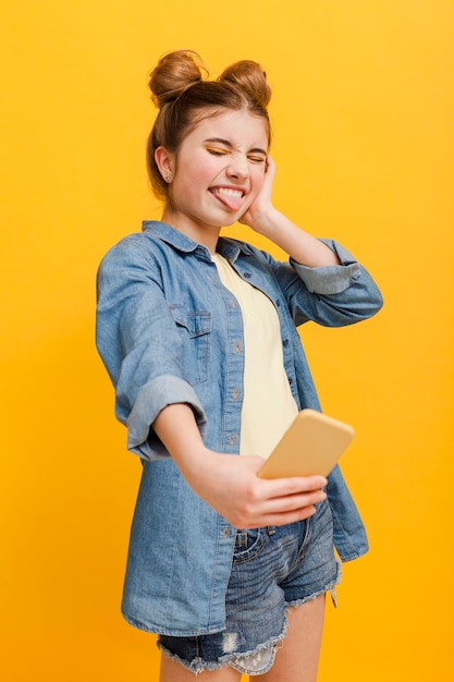 Free photo girl taking selfie