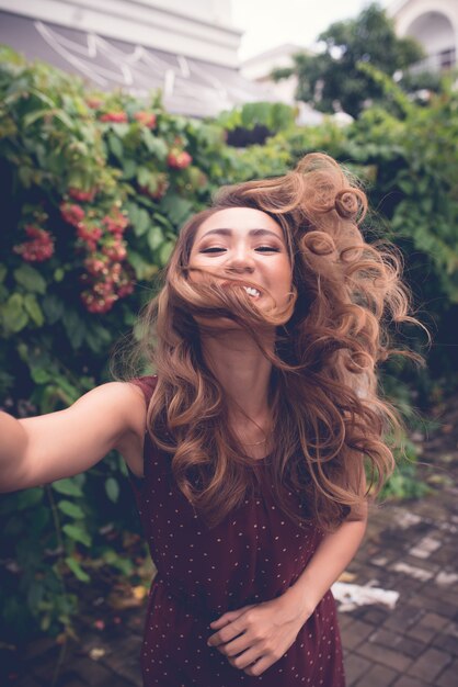 Free photo girl taking selfies