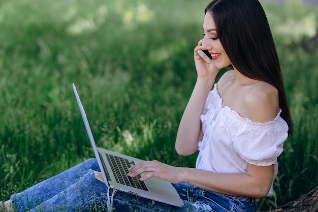 Ragazza parlando al telefono mentre sorridente