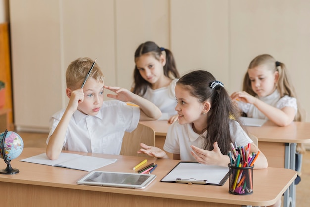 Free photo girl talking with boy during lesson