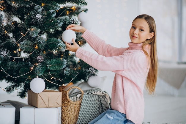 クリスマスツリーを飾る少女ティーンエイジャー