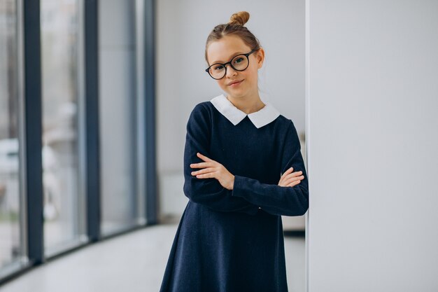 制服を着た10代の少女