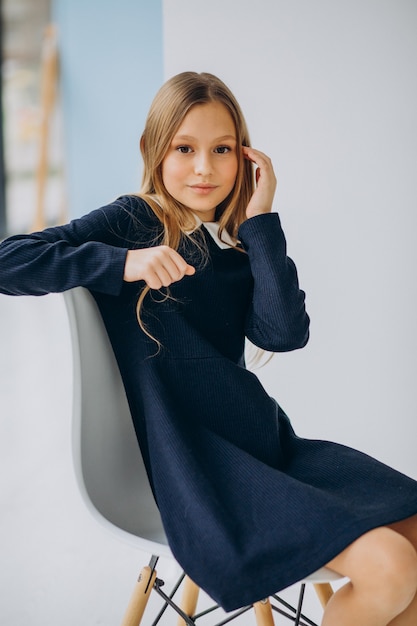 Foto gratuita ragazza adolescente in uniforme scolastica