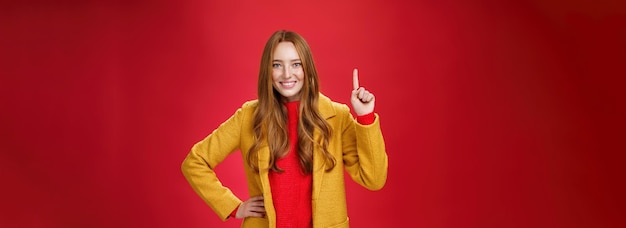 Foto gratuita la ragazza che dice la prima ragione usa il suo consiglio giovane donna rossa energica carina e amichevole in giallo c