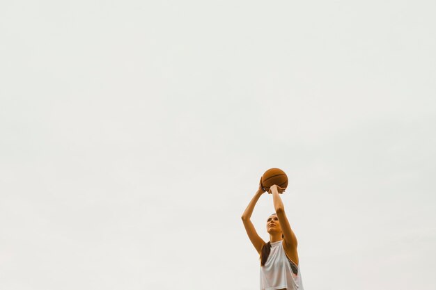 バスケットボールを投げる女の子