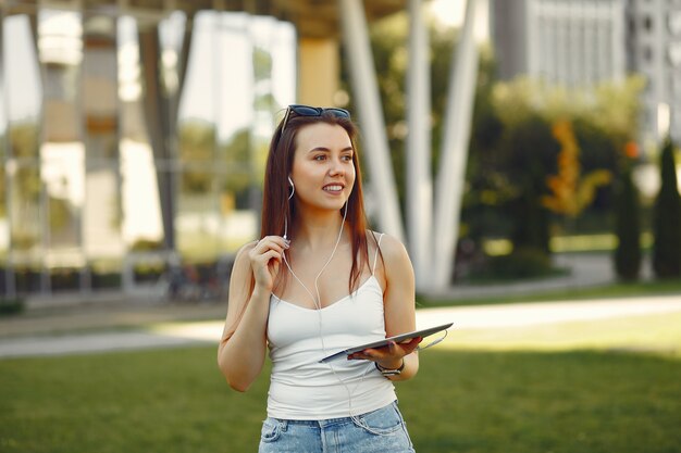 タブレットを使用して大学のキャンパスの女の子