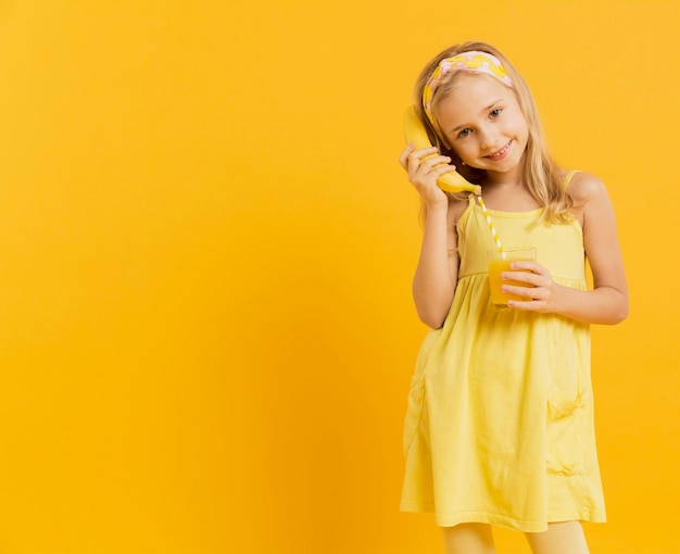 Девушка, используя банан как телефон с копией пространства