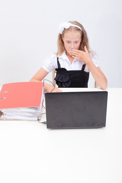 Free photo girl using his laptop computer