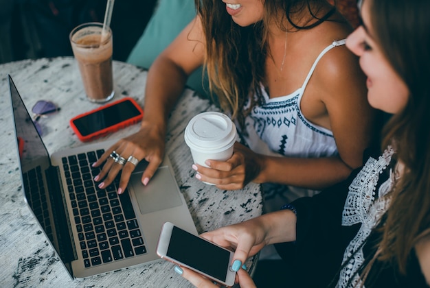 Free photo girl using laptop in cafe
