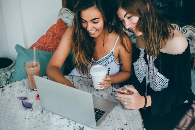 Foto gratuita ragazza che utilizza computer portatile nella caffetteria