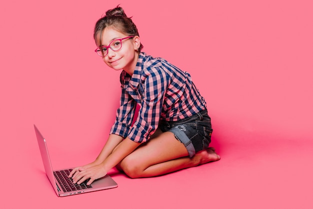 Девушка, использующая ноутбук