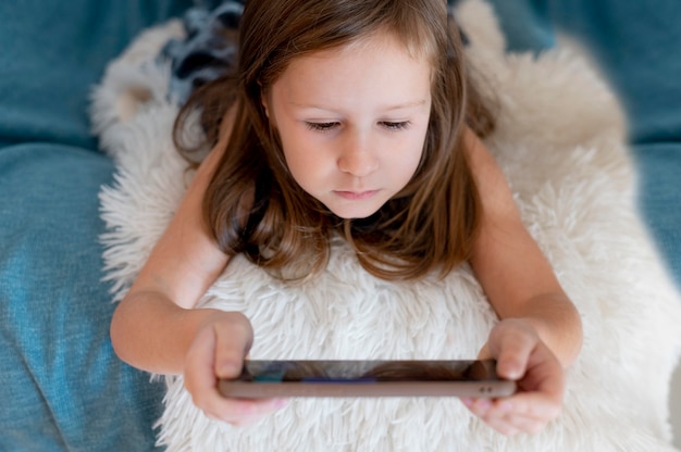 Free photo girl using smartphone in bed