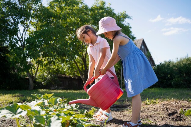 自然の中で屋外でじょうろを使用している女の子