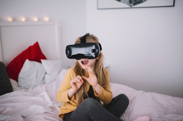 Девушка в гарнитуре VR