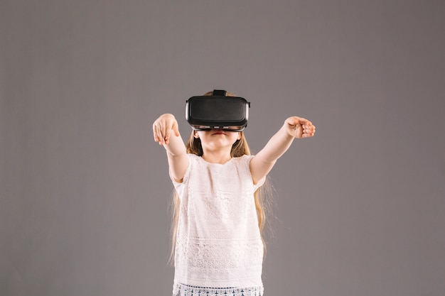 Free photo girl in vr headset